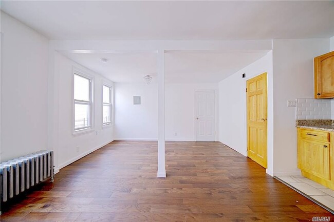 Building Photo - 1440 E 98th St