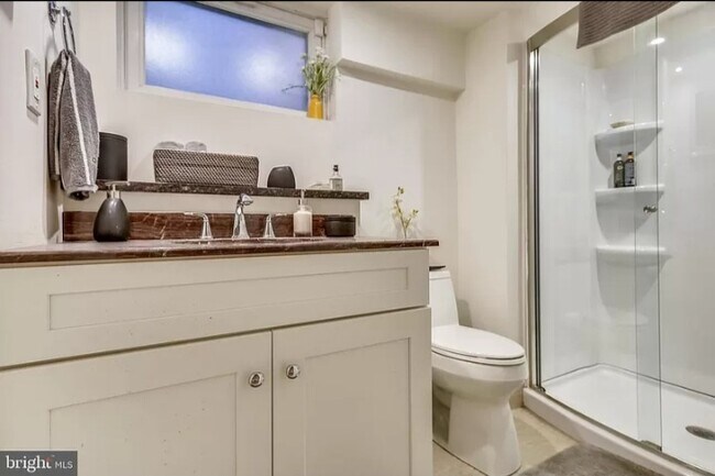 Foto del edificio - 4227 Jenifer St NW