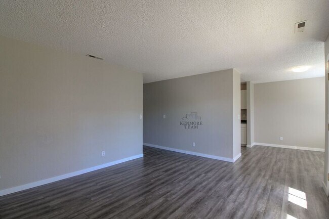 Building Photo - 6809 W Kennewick Ave