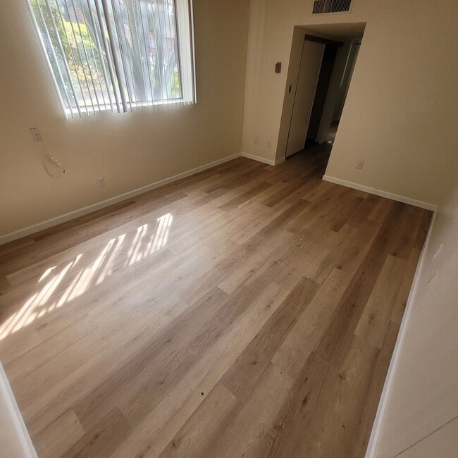 Building Photo - Bella Flora Apartments