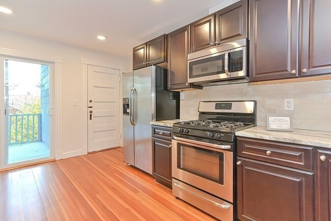 Building Photo - 28 Inman St