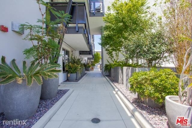 Primary Photo - 4111 Sunset Blvd
