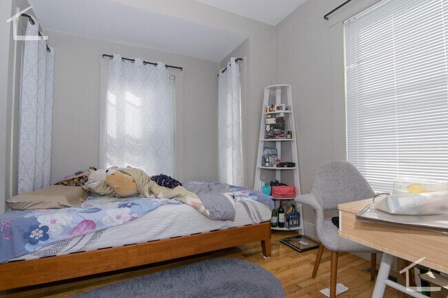 Foto del edificio - Nicely updated 3 bed in Allston near the Green Line.