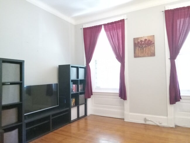 Building Photo - 827 S 48th St