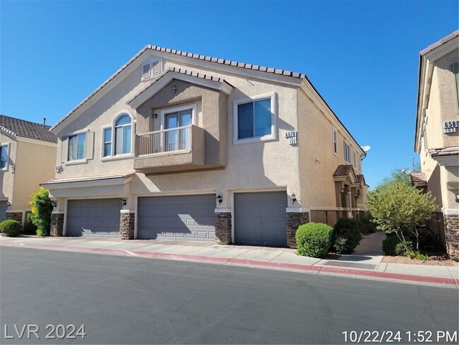 Building Photo - FANTASTIC SE TOWNHOME IN GATED COMMUNITY!!