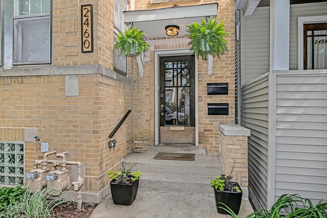 Building Photo - 2460 W Cullom Ave