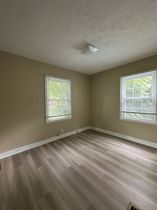 Foto del edificio - 1712 W Bethel Ave