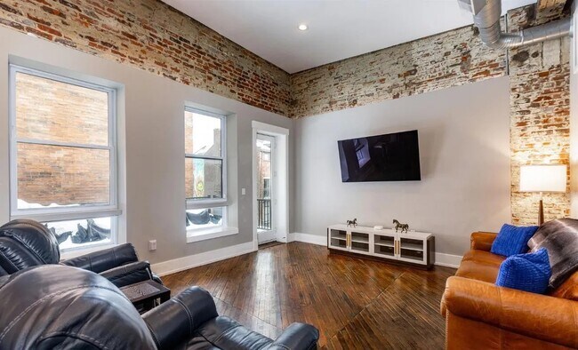 Building Photo - 808 Elm St