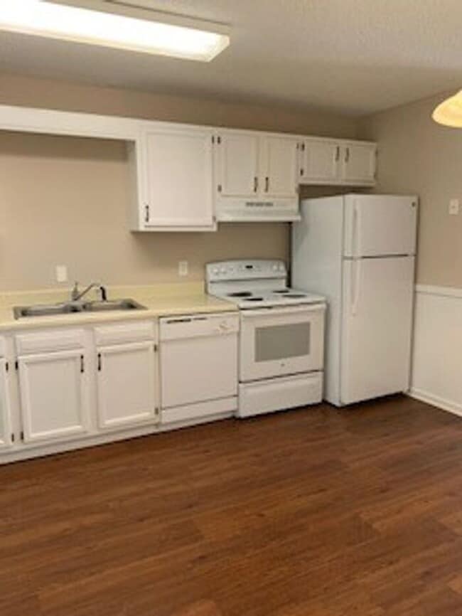 Building Photo - 2 Bedroom 1 Bath Oak Ridge Garden Style du...