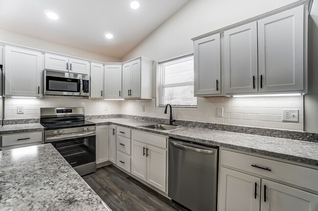 Building Photo - 1432 W Elm St