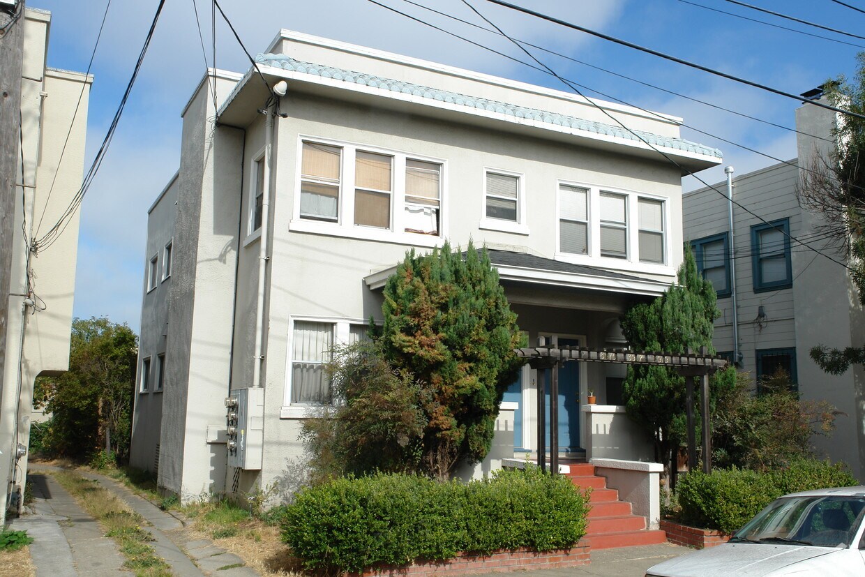 Primary Photo - 3915-3919 Clarke St