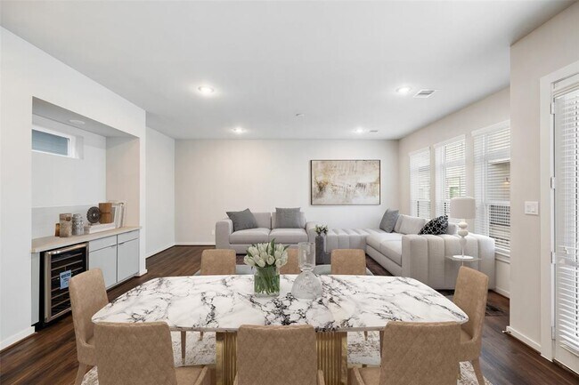 Foto del edificio - 5819 Fairdale Ln