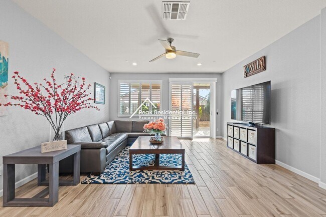 Foto del edificio - Beautiful 4bd/2.5ba Rancho Cordova Home Wi...