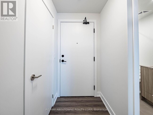 Photo du bâtiment - 430-1430 Square One Dr