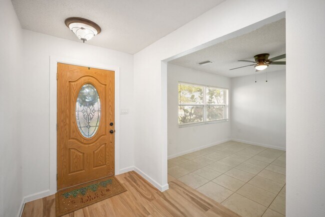 Building Photo - Charming 3?Bed,?2?Bath Home in Apollo Beac...