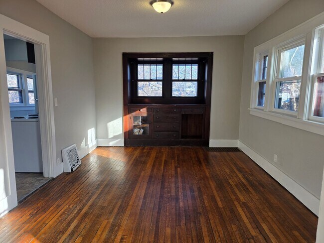 Building Photo - Large 3 Bedroom newly updated house for rent!