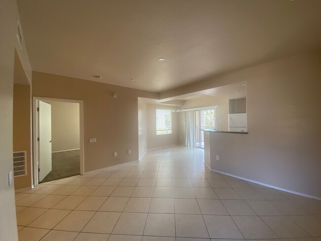 Foto del edificio - One bedroom Townhome with attached garage!