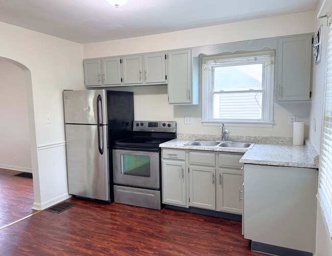 Foto del edificio - Updated 2-Bedroom Ranch on Hamilton’s West...