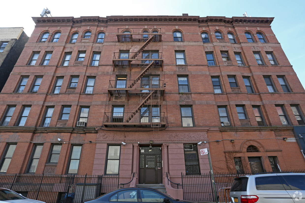 Building Photo - 174 W 109th St