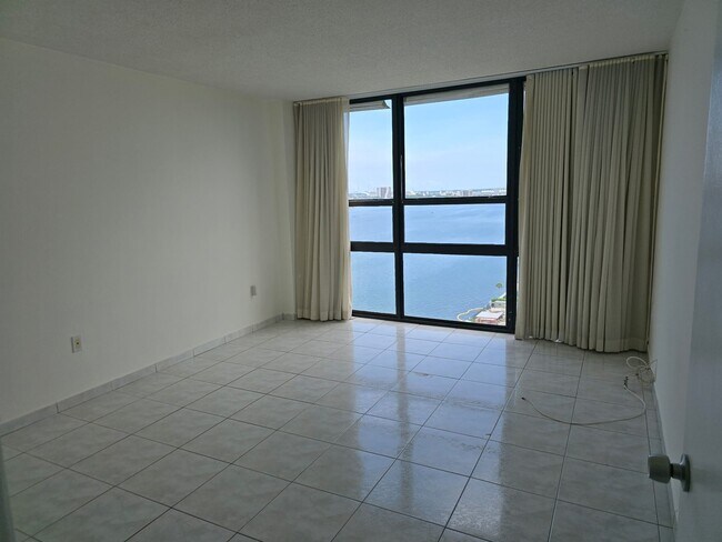Foto del edificio - 600 NE 36th St