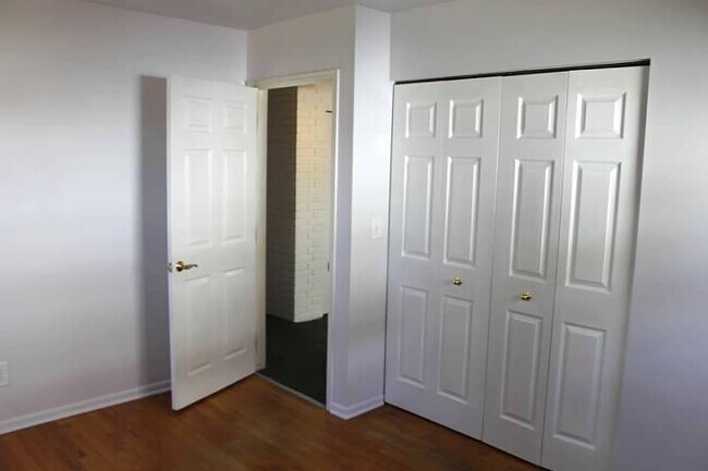 Foto del edificio - CHARMING BRICK RANCH JUST MINUTES FROM DOW...