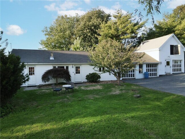 Foto del edificio - 543 Aquidneck Ave