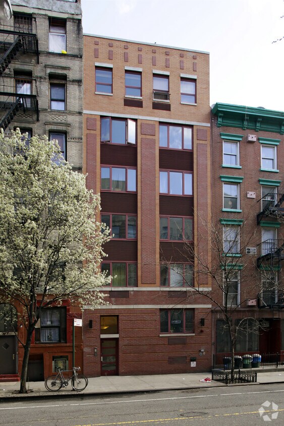 Foto del edificio - 379 E Tenth St