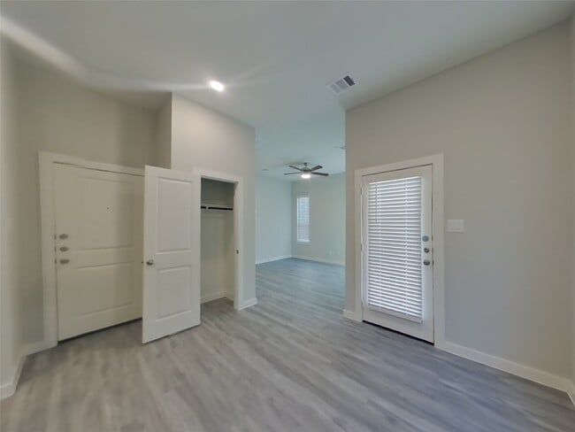 Foto del edificio - 9835 Willow Creek Commerce Dr