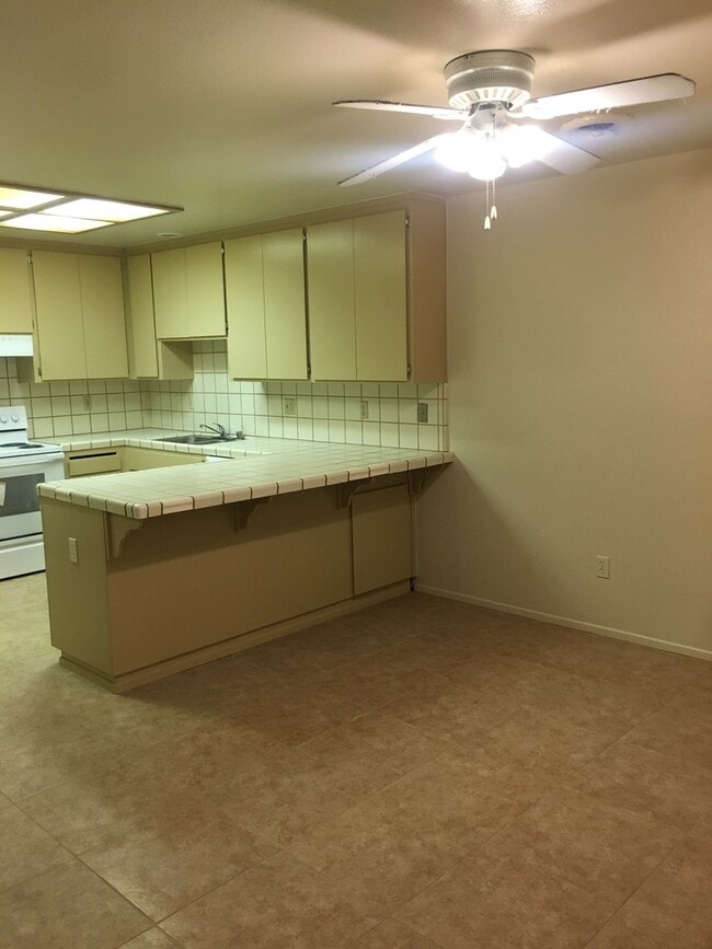 Building Photo - 3 Bedroom 2 Bath Duplex for Rent!