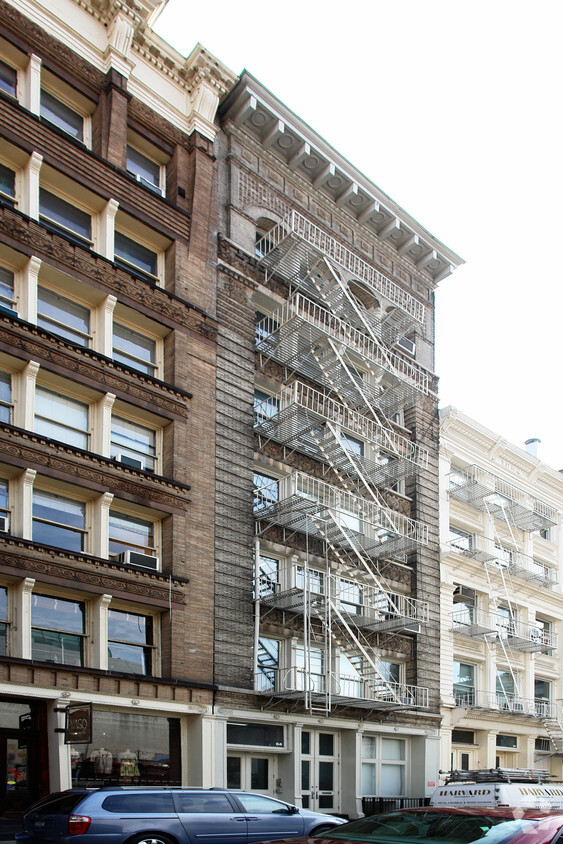 Building Photo - 64 Grand St