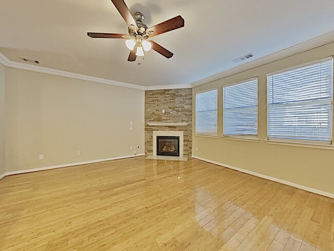 Foto del edificio - 348 Yellow Iris Rd