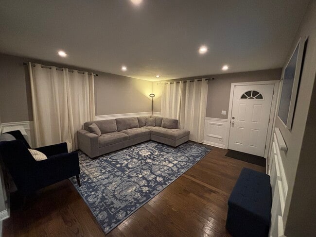Living room (furnished example)) - 1036 Pitner Ave