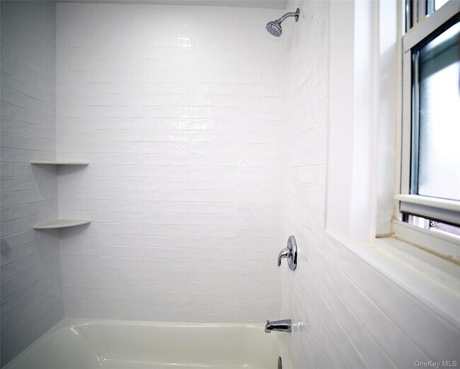 Foto del edificio - 72-19 Little Neck Pkwy