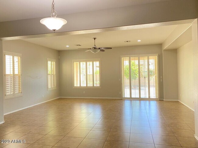 Building Photo - 2681 E Iris Dr