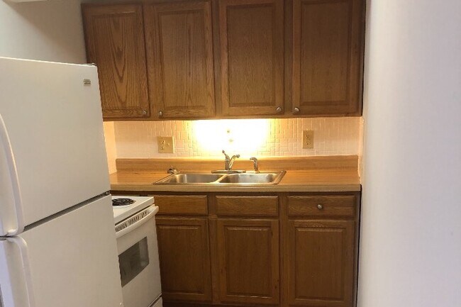 Cocina comedor con refrigerador y estufa. - 1026 Danwood Ln