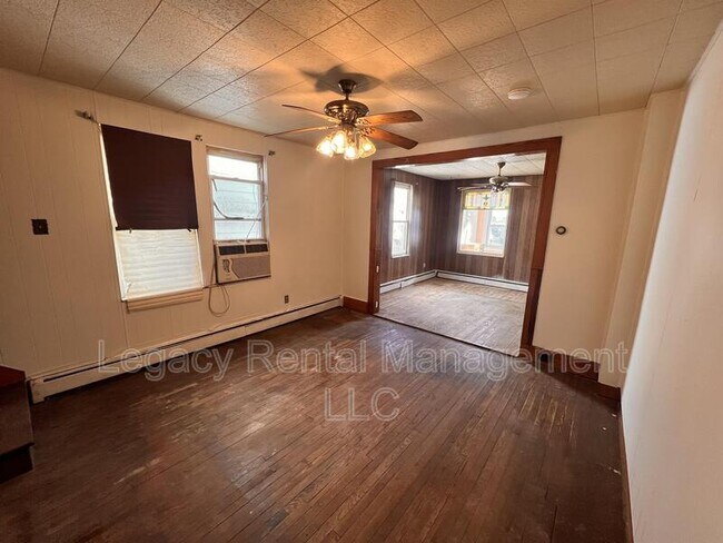 Building Photo - 323 Maple St