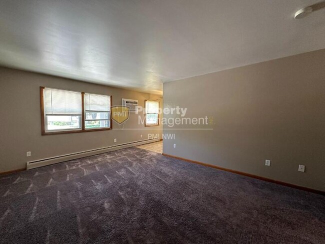 Building Photo - 2591 Parkview St