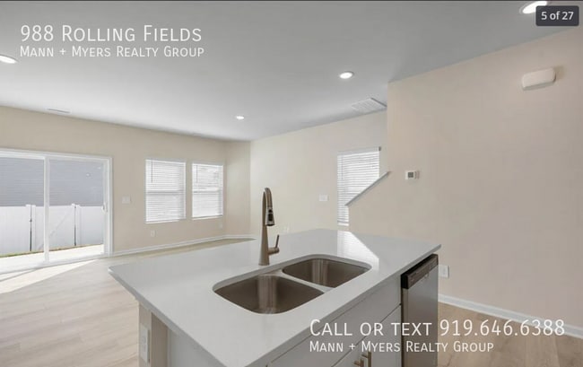 Foto del edificio - 988 Rolling Flds Dr