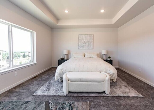 Foto del edificio - FULLY FURNISHED 3 Bed Luxury End Unit Townhome backs to Nature