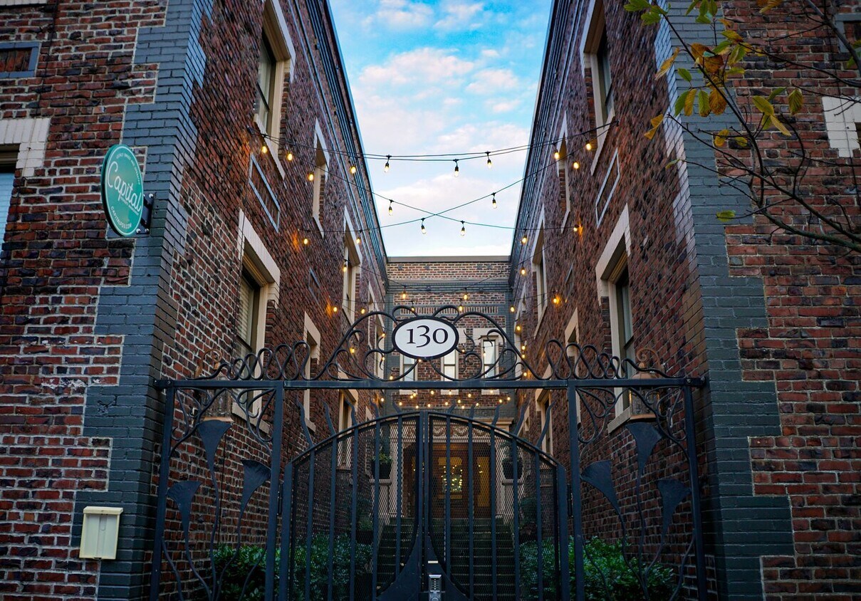 Foto principal - Vintage Studio Blocks from Providence Park...