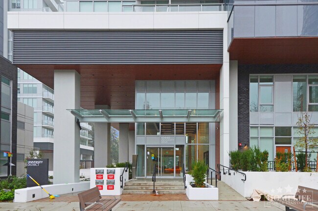 Photo du bâtiment - Beautiful 1 Bed + Flex Condo in University District – Surrey City Centre