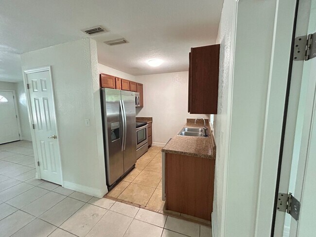 Building Photo - Nice 3 bedroom 2 bathroom House with Flori...
