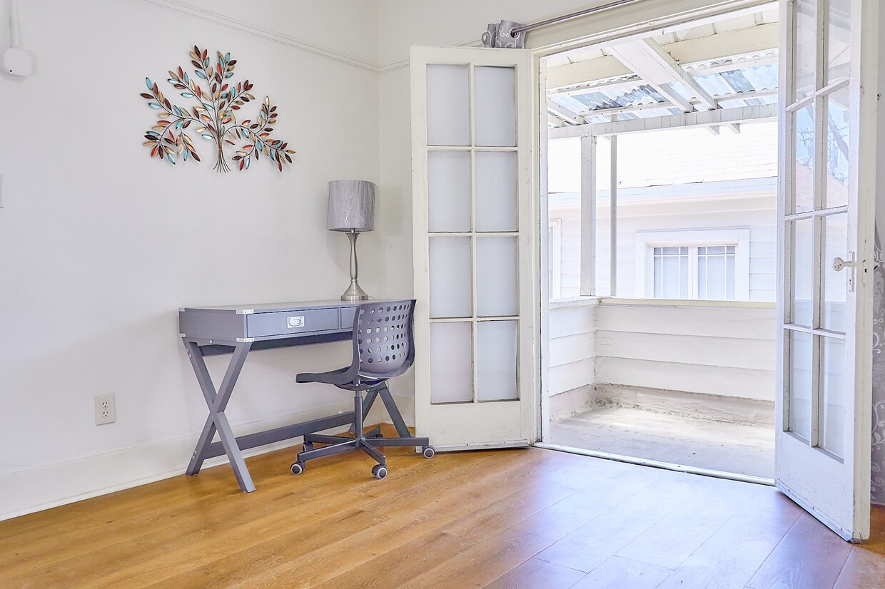 Primary Photo - 2209 W 12th St