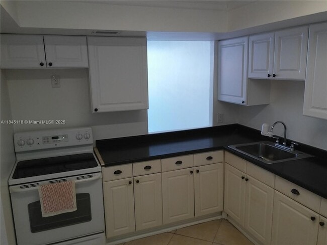 Building Photo - 1301 NE Miami Gardens Dr