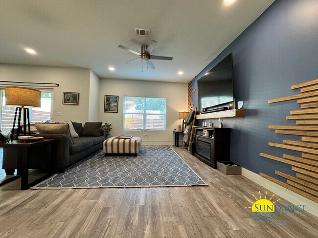 Building Photo - Spacious End-Unit Townhome with Modern Tou...