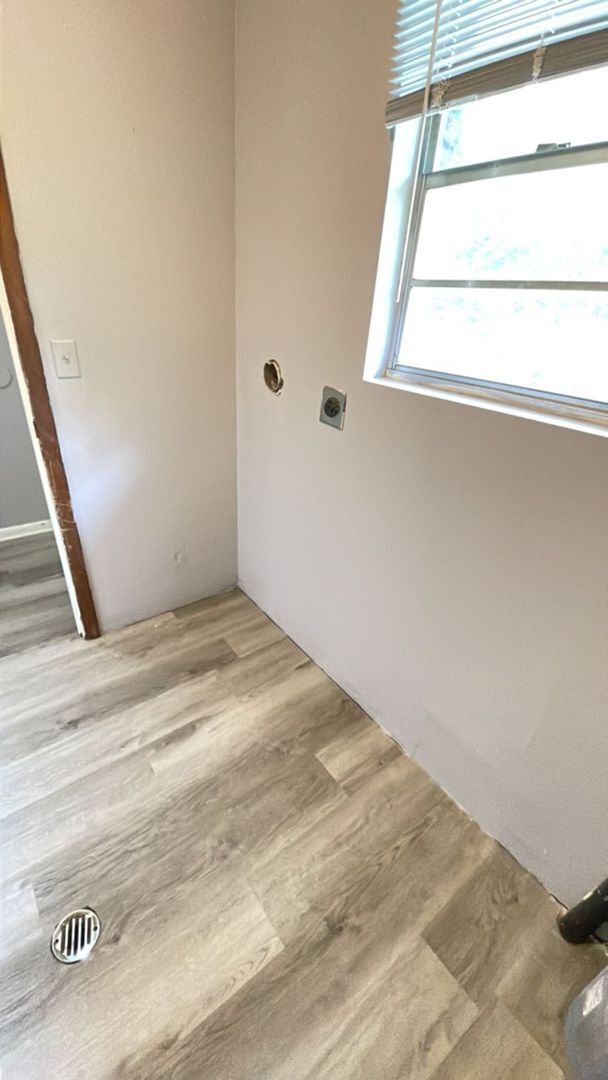 Building Photo - Cute Upstairs Unit with 2 Bedroom, 1 Bathr...