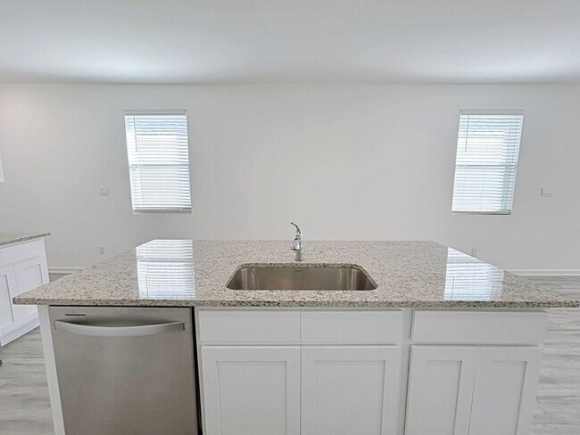 Building Photo - 4 Bedroom House in Pelican Lakes- Students...
