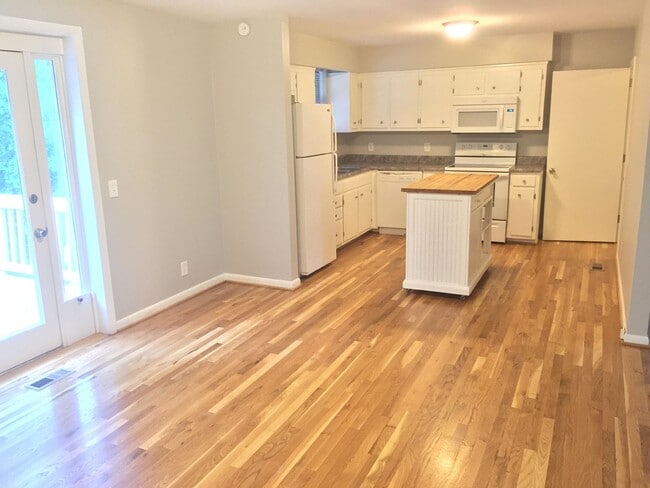 Building Photo - COMING SOON... Spacious 3R/1.5BA in Wilson...