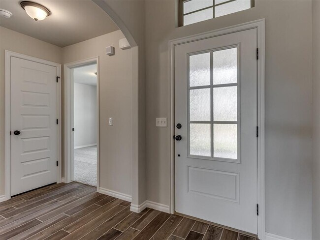 Building Photo - 644 Laurel Grv
