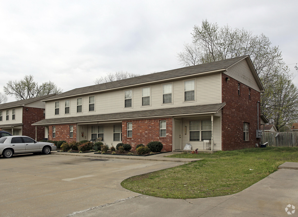 Primary Photo - Foxcroft Apartments